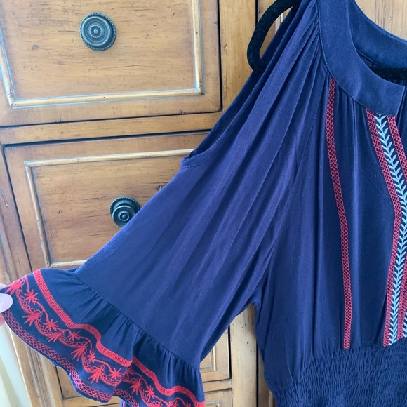 EUC flowy cold shoulder top, size large - Picture 4 of 12